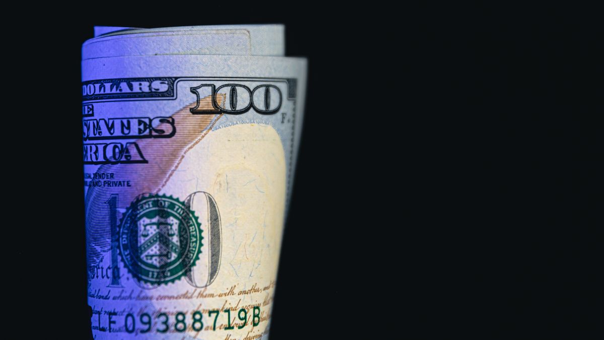 Notas de dólar, simbolizando que o mercado de câmbio no Brasil começou o dia com o dólar estável, pois investidores aguardam resultado da próxima pesquisa eleitoral