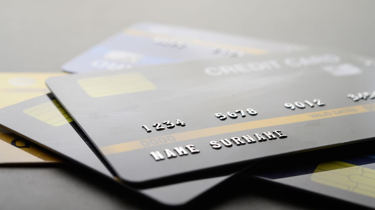 Cartões de crédito empilhados, para simbolizar pesquisa da Febraban, que aponta que mercado de crédito no Brasil se expande, porém, com alto risco de inadimplência