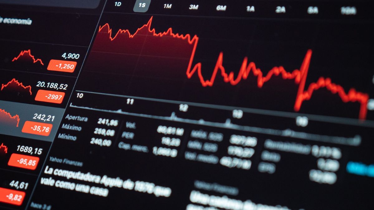 Gráfico financeiro com linhas vermelhas indicando queda, para simbolizar que o mercado financeiro global opera em tom negativo nesta terça