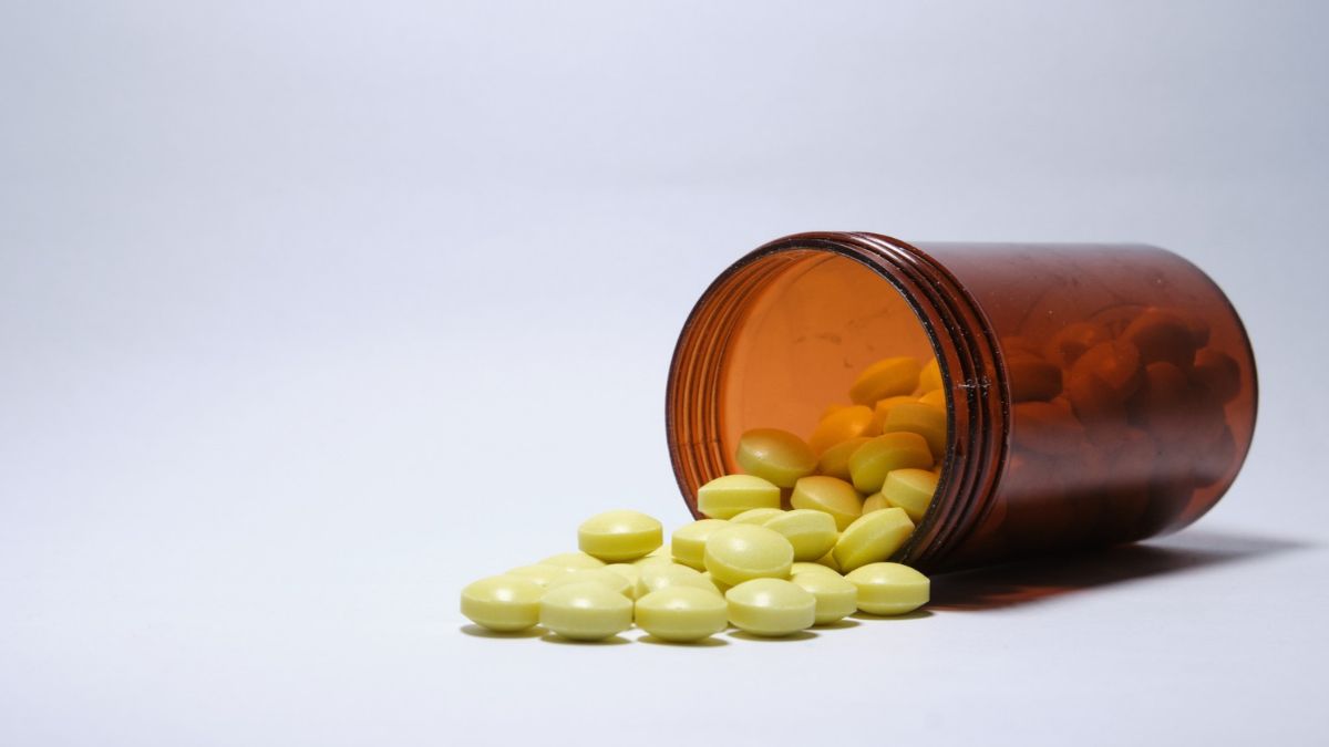 Frasco de medicamentos, simbolizando que o mercado de tratamentos para a calvície projeta onda bilionária com o lançamento de novo produto