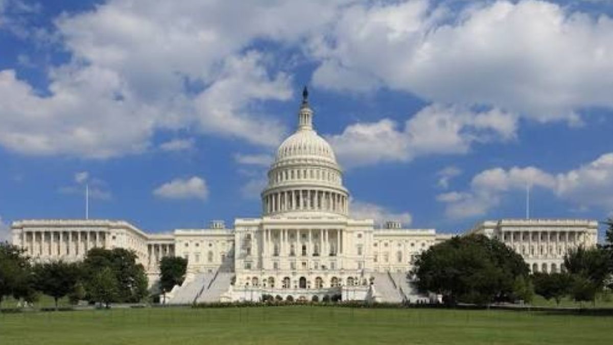 Congresso americano, simbolizando que as midterms testam a força de Trump e movimentam o mercado global