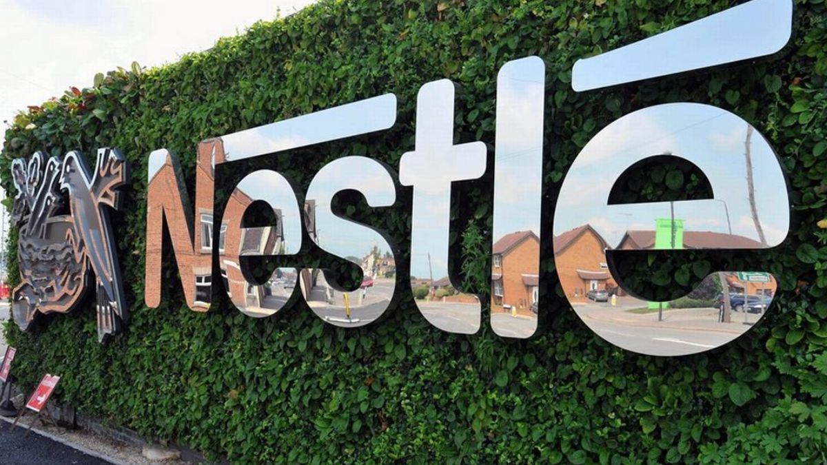 Logomarca da Nestlé, simbolizando a junção da empresa com a NBA, criando assim uma estratégia de marketing esportivo da qual o mercado brasileiro faz parte