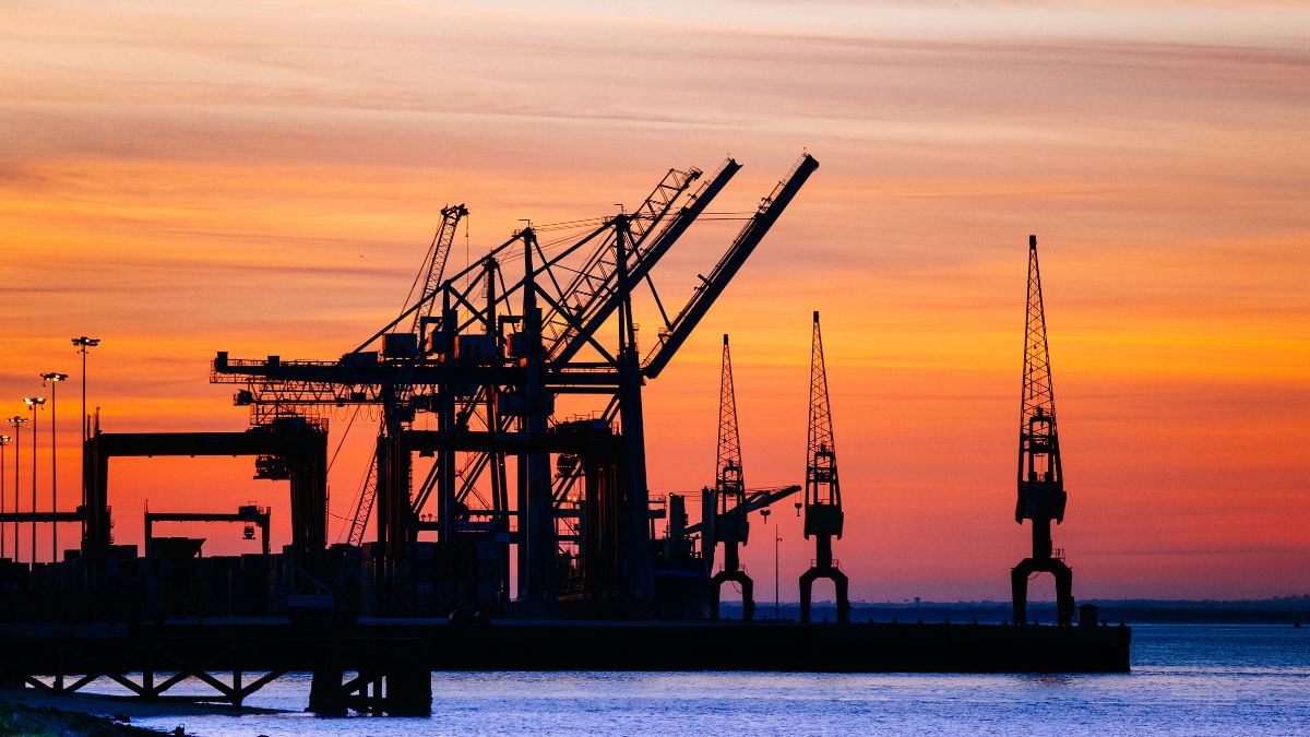 Plataforma de extração de petróleo, simbolizando que as tensões no Oriente Médio e a guerra da Ucrânia elevaram o preço do petróleo