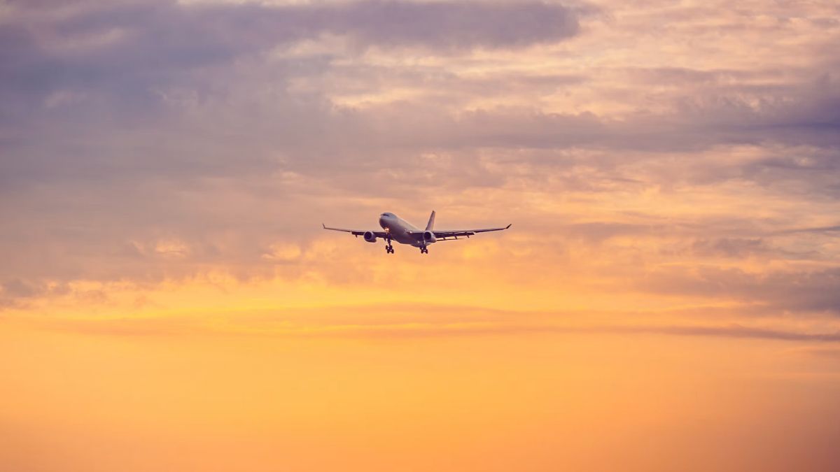 Avião comercial, simbolizando que a Petrobras corta pegada de carbono no combustível de aviação