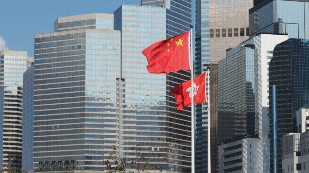 Bandeiras da China em frente a prédios de mercado financeiro, simbolizando que as principais bolsas asiáticas fecharam em alta