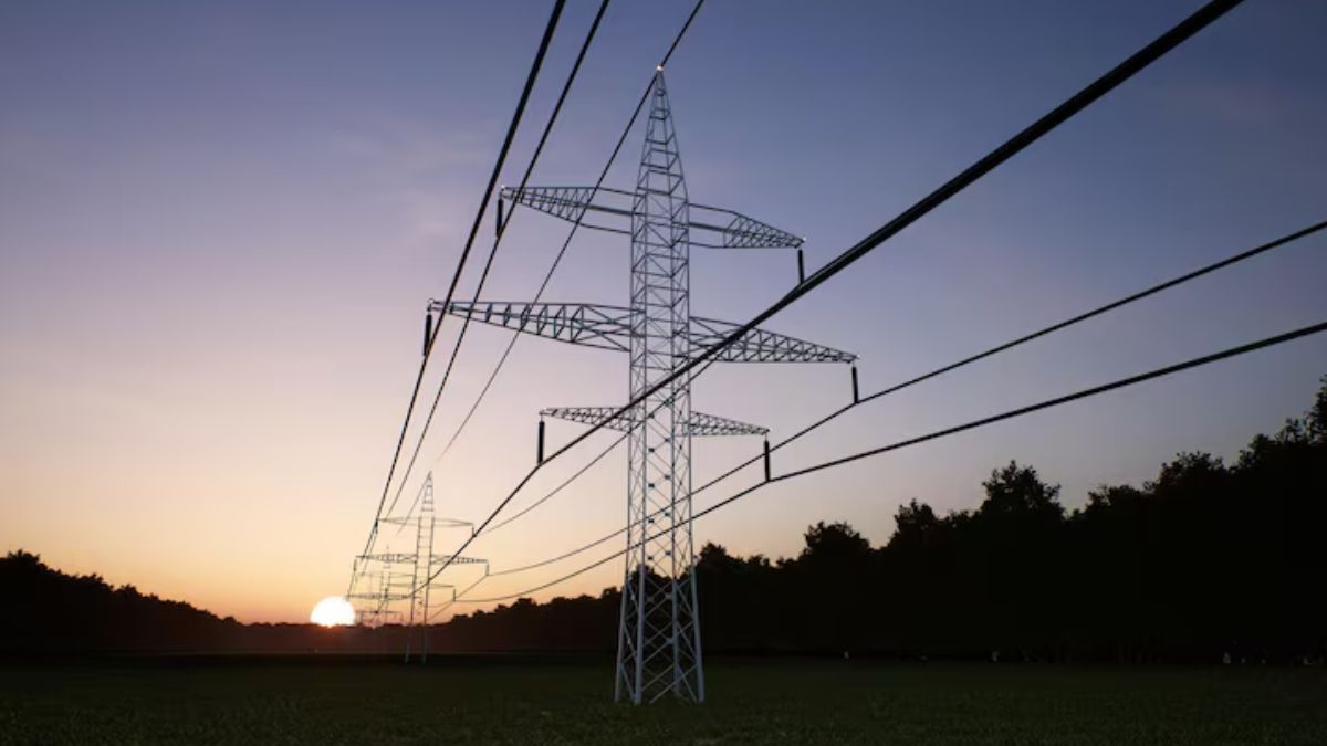 Torres de transmissão de energia elétrica, simbolizando o impacto da reforma tributária no setor elétrico