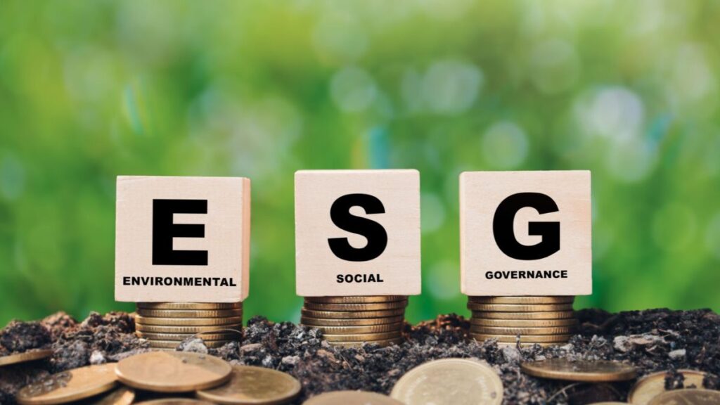 Iniciais ESG sobre moedas e folhas, simbolizando que as regras globais exigem auditoria rigorosa, impactando no custo de capital das empresas