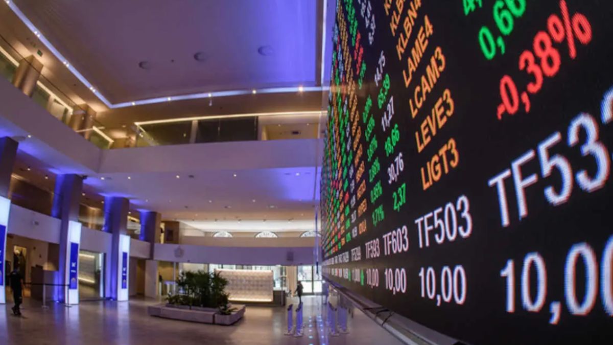 Painel da B3, simbolizando que o segundo turno das eleições leva investidores a reforçar proteção na Bolsa