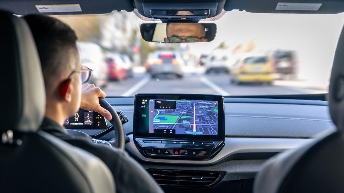 Painel de carro mostrando sensor de estacionamento, simbolizando que o sistema de estacionamento automático acelera setor automotivo