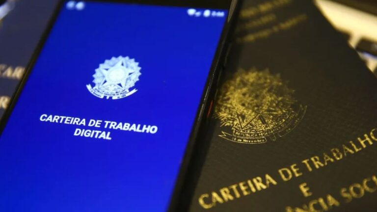 Carteiras de trabalho fpisica e digital, simbolizando que a taxa de desemprego no Brasil cai 5,2% no trimestre