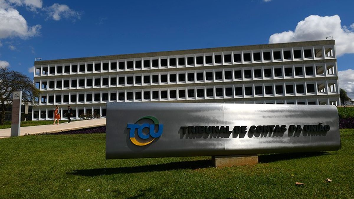 Fachada do prédio do Tribunal de Contas em Brasília, simbolizando que o TCU analisa cálculo da nova CBS e testa desafio fiscal do governo