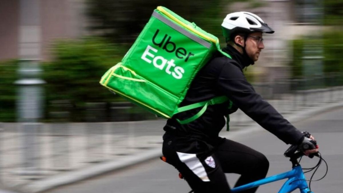 Entregador da Uber Eats simbolizando que a Uber Technologies entrou no mercado de alimentação corporativa dos EUA, através da aquisição da ezCater